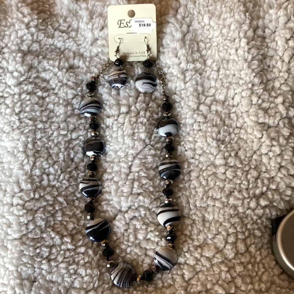 Gorgeous necklace and earrings.  Lead and cadmium free